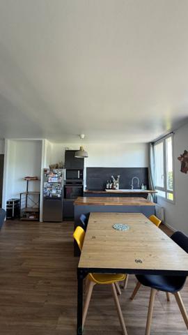 COUP DE CŒUR – Appartement 4 pièces entièrement rénové, lumineux, avec balcon et parking