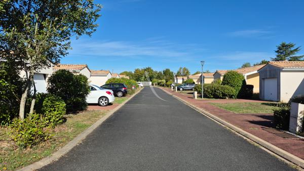 Maison de plain pied à Ternant avec une piscine privative pour résident