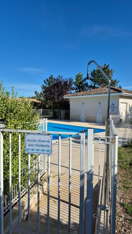 Maison de plain pied à Ternant avec une piscine privative pour résident