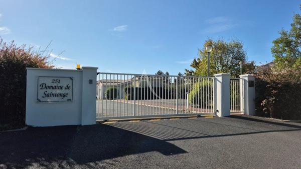 Maison de plain pied à Ternant avec une piscine privative pour résident