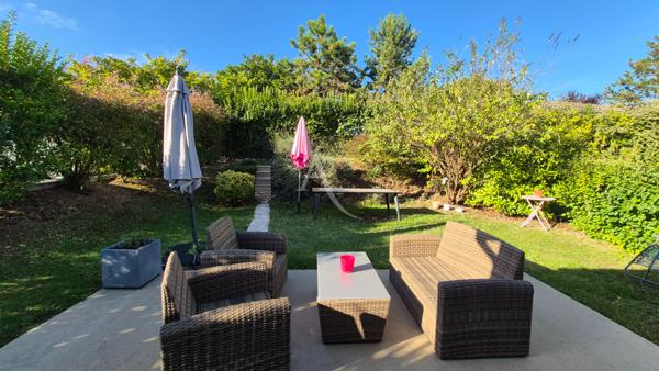 Maison de plain pied à Ternant avec une piscine privative pour résident