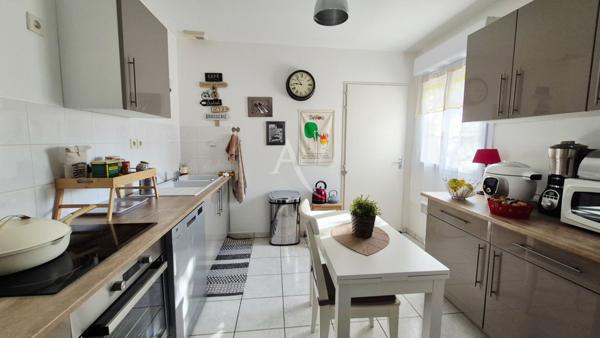 Maison de plain pied à Ternant avec une piscine privative pour résident