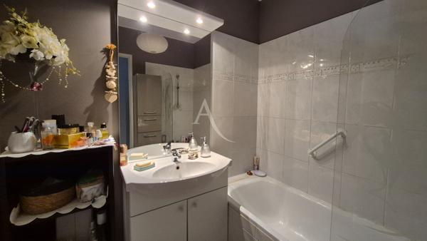 Maison de plain pied à Ternant avec une piscine privative pour résident