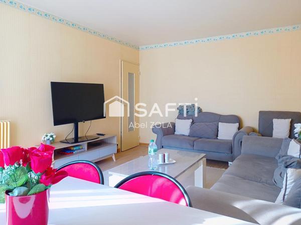 Bel appartement de 3 pièces avec 2 chambres, une cuisine,une salle de bains, un WC et un balcon.