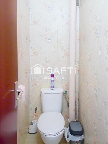 Bel appartement de 3 pièces avec 2 chambres, une cuisine,une salle de bains, un WC et un balcon.