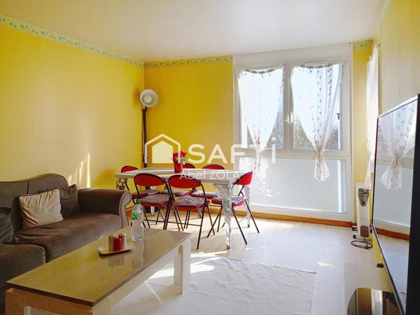 Bel appartement de 3 pièces avec 2 chambres, une cuisine,une salle de bains, un WC et un balcon.