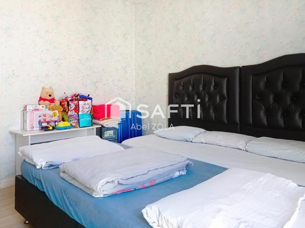 Bel appartement de 3 pièces avec 2 chambres, une cuisine,une salle de bains, un WC et un balcon.