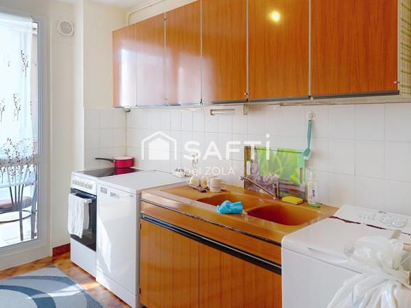 Bel appartement de 3 pièces avec 2 chambres, une cuisine,une salle de bains, un WC et un balcon.