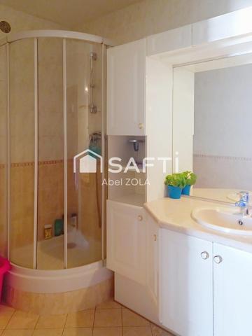 Bel appartement de 3 pièces avec 2 chambres, une cuisine,une salle de bains, un WC et un balcon.