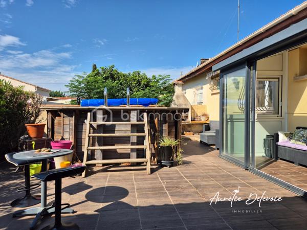 À Béziers, découvrez cette maison de plain-pied confortable et facile à vivre, avec garage, extérieur aménagé, panneaux photovoltaïques en autoconsommation et une très belle performance énergétique (classée B). 

Son véritable cœur de vie est une généreuse pièce ouverte et lumineuse. Un espace convivial où l’on imagine facilement partager les repas, recevoir ses proches ou simplement profiter d’un intérieur agréable au quotidien.

Côté nuit, la maison propose une chambre confortable ainsi qu’une seconde pièce actuellement aménagée en bureau. Fonctionnelle et modulable, elle pourra facilement évoluer selon vos besoins.
Une salle d’eau avec douche à l’italienne, rangements et WC ainsi qu’un second WC indépendant complètent l’ensemble.

À l’extérieur, l’esprit reste le même : profiter pleinement sans les contraintes d’un grand jardin à entretenir. La vaste terrasse aménagée offre plusieurs possibilités pour créer des espaces de détente et profiter des beaux jours autour de la piscine hors sol.

Une véranda et une espace annexe prolongent naturellement les espaces de vie et invitent à partager les moments en famille ou entre amis.

Un garage, complété par une possibilité de stationnement sur la propriété, apporte un confort supplémentaire au quotidien.

La maison bénéficie également d’équipements pensés pour le confort et la maîtrise des consommations, avec notamment une climatisation gainable, des volets roulants solaires et des panneaux photovoltaïques en autoconsommation. Un ensemble qui vient conforter sa très bonne performance énergétique
 
Vous recherchez avant tout un plain-pied, un bel espace de vie, un extérieur dont vous pourrez réellement profiter et des équipements pensés pour votre confort quotidien ?

Je vous invite à me contacter afin d’échanger sur votre projet d’acquisition et d’organiser la découverte de cette maison.