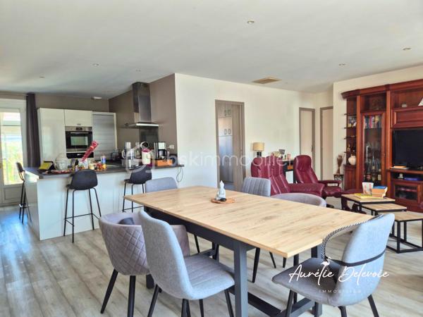 À Béziers, découvrez cette maison de plain-pied confortable et facile à vivre, avec garage, extérieur aménagé, panneaux photovoltaïques en autoconsommation et une très belle performance énergétique (classée B). 

Son véritable cœur de vie est une généreuse pièce ouverte et lumineuse. Un espace convivial où l’on imagine facilement partager les repas, recevoir ses proches ou simplement profiter d’un intérieur agréable au quotidien.

Côté nuit, la maison propose une chambre confortable ainsi qu’une seconde pièce actuellement aménagée en bureau. Fonctionnelle et modulable, elle pourra facilement évoluer selon vos besoins.
Une salle d’eau avec douche à l’italienne, rangements et WC ainsi qu’un second WC indépendant complètent l’ensemble.

À l’extérieur, l’esprit reste le même : profiter pleinement sans les contraintes d’un grand jardin à entretenir. La vaste terrasse aménagée offre plusieurs possibilités pour créer des espaces de détente et profiter des beaux jours autour de la piscine hors sol.

Une véranda et une espace annexe prolongent naturellement les espaces de vie et invitent à partager les moments en famille ou entre amis.

Un garage, complété par une possibilité de stationnement sur la propriété, apporte un confort supplémentaire au quotidien.

La maison bénéficie également d’équipements pensés pour le confort et la maîtrise des consommations, avec notamment une climatisation gainable, des volets roulants solaires et des panneaux photovoltaïques en autoconsommation. Un ensemble qui vient conforter sa très bonne performance énergétique
 
Vous recherchez avant tout un plain-pied, un bel espace de vie, un extérieur dont vous pourrez réellement profiter et des équipements pensés pour votre confort quotidien ?

Je vous invite à me contacter afin d’échanger sur votre projet d’acquisition et d’organiser la découverte de cette maison.