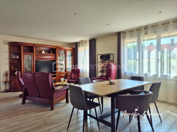 À Béziers, découvrez cette maison de plain-pied confortable et facile à vivre, avec garage, extérieur aménagé, panneaux photovoltaïques en autoconsommation et une très belle performance énergétique (classée B). 

Son véritable cœur de vie est une généreuse pièce ouverte et lumineuse. Un espace convivial où l’on imagine facilement partager les repas, recevoir ses proches ou simplement profiter d’un intérieur agréable au quotidien.

Côté nuit, la maison propose une chambre confortable ainsi qu’une seconde pièce actuellement aménagée en bureau. Fonctionnelle et modulable, elle pourra facilement évoluer selon vos besoins.
Une salle d’eau avec douche à l’italienne, rangements et WC ainsi qu’un second WC indépendant complètent l’ensemble.

À l’extérieur, l’esprit reste le même : profiter pleinement sans les contraintes d’un grand jardin à entretenir. La vaste terrasse aménagée offre plusieurs possibilités pour créer des espaces de détente et profiter des beaux jours autour de la piscine hors sol.

Une véranda et une espace annexe prolongent naturellement les espaces de vie et invitent à partager les moments en famille ou entre amis.

Un garage, complété par une possibilité de stationnement sur la propriété, apporte un confort supplémentaire au quotidien.

La maison bénéficie également d’équipements pensés pour le confort et la maîtrise des consommations, avec notamment une climatisation gainable, des volets roulants solaires et des panneaux photovoltaïques en autoconsommation. Un ensemble qui vient conforter sa très bonne performance énergétique
 
Vous recherchez avant tout un plain-pied, un bel espace de vie, un extérieur dont vous pourrez réellement profiter et des équipements pensés pour votre confort quotidien ?

Je vous invite à me contacter afin d’échanger sur votre projet d’acquisition et d’organiser la découverte de cette maison.