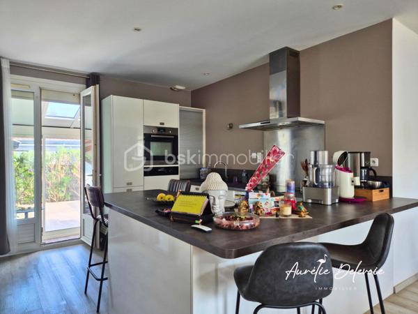 À Béziers, découvrez cette maison de plain-pied confortable et facile à vivre, avec garage, extérieur aménagé, panneaux photovoltaïques en autoconsommation et une très belle performance énergétique (classée B). 

Son véritable cœur de vie est une généreuse pièce ouverte et lumineuse. Un espace convivial où l’on imagine facilement partager les repas, recevoir ses proches ou simplement profiter d’un intérieur agréable au quotidien.

Côté nuit, la maison propose une chambre confortable ainsi qu’une seconde pièce actuellement aménagée en bureau. Fonctionnelle et modulable, elle pourra facilement évoluer selon vos besoins.
Une salle d’eau avec douche à l’italienne, rangements et WC ainsi qu’un second WC indépendant complètent l’ensemble.

À l’extérieur, l’esprit reste le même : profiter pleinement sans les contraintes d’un grand jardin à entretenir. La vaste terrasse aménagée offre plusieurs possibilités pour créer des espaces de détente et profiter des beaux jours autour de la piscine hors sol.

Une véranda et une espace annexe prolongent naturellement les espaces de vie et invitent à partager les moments en famille ou entre amis.

Un garage, complété par une possibilité de stationnement sur la propriété, apporte un confort supplémentaire au quotidien.

La maison bénéficie également d’équipements pensés pour le confort et la maîtrise des consommations, avec notamment une climatisation gainable, des volets roulants solaires et des panneaux photovoltaïques en autoconsommation. Un ensemble qui vient conforter sa très bonne performance énergétique
 
Vous recherchez avant tout un plain-pied, un bel espace de vie, un extérieur dont vous pourrez réellement profiter et des équipements pensés pour votre confort quotidien ?

Je vous invite à me contacter afin d’échanger sur votre projet d’acquisition et d’organiser la découverte de cette maison.