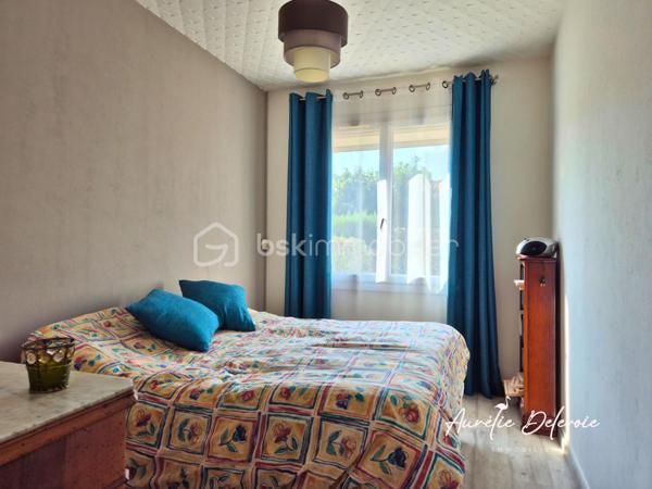 À Béziers, découvrez cette maison de plain-pied confortable et facile à vivre, avec garage, extérieur aménagé, panneaux photovoltaïques en autoconsommation et une très belle performance énergétique (classée B). 

Son véritable cœur de vie est une généreuse pièce ouverte et lumineuse. Un espace convivial où l’on imagine facilement partager les repas, recevoir ses proches ou simplement profiter d’un intérieur agréable au quotidien.

Côté nuit, la maison propose une chambre confortable ainsi qu’une seconde pièce actuellement aménagée en bureau. Fonctionnelle et modulable, elle pourra facilement évoluer selon vos besoins.
Une salle d’eau avec douche à l’italienne, rangements et WC ainsi qu’un second WC indépendant complètent l’ensemble.

À l’extérieur, l’esprit reste le même : profiter pleinement sans les contraintes d’un grand jardin à entretenir. La vaste terrasse aménagée offre plusieurs possibilités pour créer des espaces de détente et profiter des beaux jours autour de la piscine hors sol.

Une véranda et une espace annexe prolongent naturellement les espaces de vie et invitent à partager les moments en famille ou entre amis.

Un garage, complété par une possibilité de stationnement sur la propriété, apporte un confort supplémentaire au quotidien.

La maison bénéficie également d’équipements pensés pour le confort et la maîtrise des consommations, avec notamment une climatisation gainable, des volets roulants solaires et des panneaux photovoltaïques en autoconsommation. Un ensemble qui vient conforter sa très bonne performance énergétique
 
Vous recherchez avant tout un plain-pied, un bel espace de vie, un extérieur dont vous pourrez réellement profiter et des équipements pensés pour votre confort quotidien ?

Je vous invite à me contacter afin d’échanger sur votre projet d’acquisition et d’organiser la découverte de cette maison.