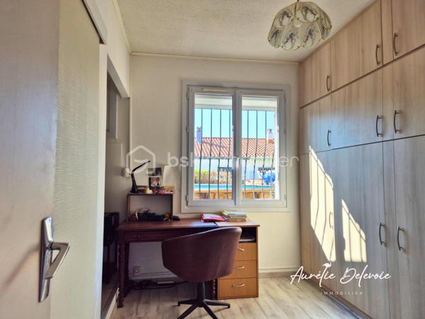 À Béziers, découvrez cette maison de plain-pied confortable et facile à vivre, avec garage, extérieur aménagé, panneaux photovoltaïques en autoconsommation et une très belle performance énergétique (classée B). 

Son véritable cœur de vie est une généreuse pièce ouverte et lumineuse. Un espace convivial où l’on imagine facilement partager les repas, recevoir ses proches ou simplement profiter d’un intérieur agréable au quotidien.

Côté nuit, la maison propose une chambre confortable ainsi qu’une seconde pièce actuellement aménagée en bureau. Fonctionnelle et modulable, elle pourra facilement évoluer selon vos besoins.
Une salle d’eau avec douche à l’italienne, rangements et WC ainsi qu’un second WC indépendant complètent l’ensemble.

À l’extérieur, l’esprit reste le même : profiter pleinement sans les contraintes d’un grand jardin à entretenir. La vaste terrasse aménagée offre plusieurs possibilités pour créer des espaces de détente et profiter des beaux jours autour de la piscine hors sol.

Une véranda et une espace annexe prolongent naturellement les espaces de vie et invitent à partager les moments en famille ou entre amis.

Un garage, complété par une possibilité de stationnement sur la propriété, apporte un confort supplémentaire au quotidien.

La maison bénéficie également d’équipements pensés pour le confort et la maîtrise des consommations, avec notamment une climatisation gainable, des volets roulants solaires et des panneaux photovoltaïques en autoconsommation. Un ensemble qui vient conforter sa très bonne performance énergétique
 
Vous recherchez avant tout un plain-pied, un bel espace de vie, un extérieur dont vous pourrez réellement profiter et des équipements pensés pour votre confort quotidien ?

Je vous invite à me contacter afin d’échanger sur votre projet d’acquisition et d’organiser la découverte de cette maison.