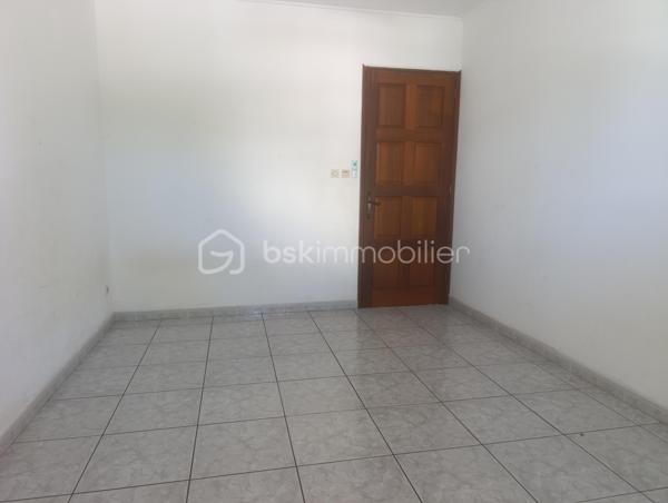 🏡 Maison à étage – 2 entrées indépendantes – Petite-Île (Sud Réunion)
Idéale pour grande famille ou investissement locatif !
Située sur une belle parcelle de 520 m² dans un lotissement calme à Petite-Île, cette maison offre un très bon potentiel.
Proche de toutes les commodités et seulement 8 minutes du CHU.
Prix FAI : 690 000 €
(Prix déjà déduit du montant des travaux – devis réalisé)
🔹 Partie basse (68 m²) :

2 chambres de 10 m² chacune
Dressing 4 m²
Salle d’eau + WC 13 m²
Salon / cuisine de 40 m²
→ Possibilité d’aménager une chambre supplémentaire dans le salon
Parking intérieur pour 2 voitures
Terrain piscinable

🔹 Partie haute (accès indépendant) :
Accès par petit portail extérieur ou par escalier côté jardin.

Long balcon desservant le salon de 32 m²
Cuisine de 16 m²
Mezzanine de 35 m² (accessible par escalier intérieur)
→ Possibilité d’aménager 2 chambres supplémentaires sur la mezzanine
4 chambres : 2 × 12 m² + 2 × 14 m²
Salle d’eau de 7 m²

Points forts :
✅ Deux entrées indépendantes (possibilité de louer une partie)
✅ Calme tout en étant proche de tout
✅ Terrain piscinable
✅ Possibilité d’aménager jusqu’à 3 chambres supplémentaires (1 dans le salon bas + 2 sur la mezzanine)
→ Jusqu’à 9 chambres possibles après travaux
✅ Parking intérieur pour 2 voitures
✅ Travaux à prévoir mais prix FAI déjà déduit du montant des travaux (devis réalisé)
Surface habitable totale : environ 210 m² sur 520 m² de terrain.
Parfait pour une grande famille (jusqu’à 9 chambres possibles après travaux) ou un investisseur cherchant du rendement avec double entrée !