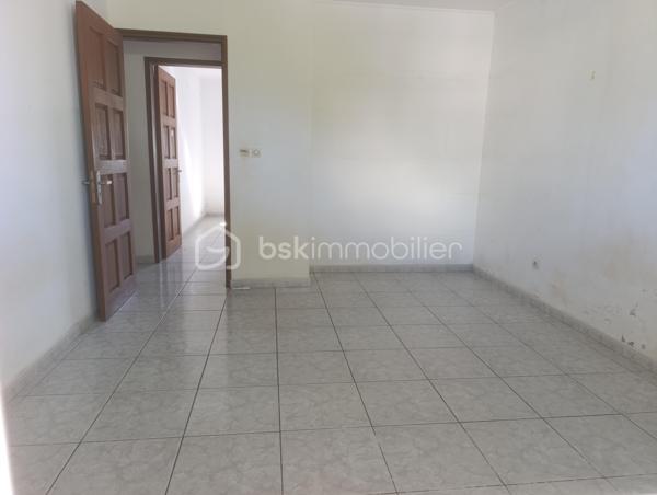 🏡 Maison à étage – 2 entrées indépendantes – Petite-Île (Sud Réunion)
Idéale pour grande famille ou investissement locatif !
Située sur une belle parcelle de 520 m² dans un lotissement calme à Petite-Île, cette maison offre un très bon potentiel.
Proche de toutes les commodités et seulement 8 minutes du CHU.
Prix FAI : 690 000 €
(Prix déjà déduit du montant des travaux – devis réalisé)
🔹 Partie basse (68 m²) :

2 chambres de 10 m² chacune
Dressing 4 m²
Salle d’eau + WC 13 m²
Salon / cuisine de 40 m²
→ Possibilité d’aménager une chambre supplémentaire dans le salon
Parking intérieur pour 2 voitures
Terrain piscinable

🔹 Partie haute (accès indépendant) :
Accès par petit portail extérieur ou par escalier côté jardin.

Long balcon desservant le salon de 32 m²
Cuisine de 16 m²
Mezzanine de 35 m² (accessible par escalier intérieur)
→ Possibilité d’aménager 2 chambres supplémentaires sur la mezzanine
4 chambres : 2 × 12 m² + 2 × 14 m²
Salle d’eau de 7 m²

Points forts :
✅ Deux entrées indépendantes (possibilité de louer une partie)
✅ Calme tout en étant proche de tout
✅ Terrain piscinable
✅ Possibilité d’aménager jusqu’à 3 chambres supplémentaires (1 dans le salon bas + 2 sur la mezzanine)
→ Jusqu’à 9 chambres possibles après travaux
✅ Parking intérieur pour 2 voitures
✅ Travaux à prévoir mais prix FAI déjà déduit du montant des travaux (devis réalisé)
Surface habitable totale : environ 210 m² sur 520 m² de terrain.
Parfait pour une grande famille (jusqu’à 9 chambres possibles après travaux) ou un investisseur cherchant du rendement avec double entrée !