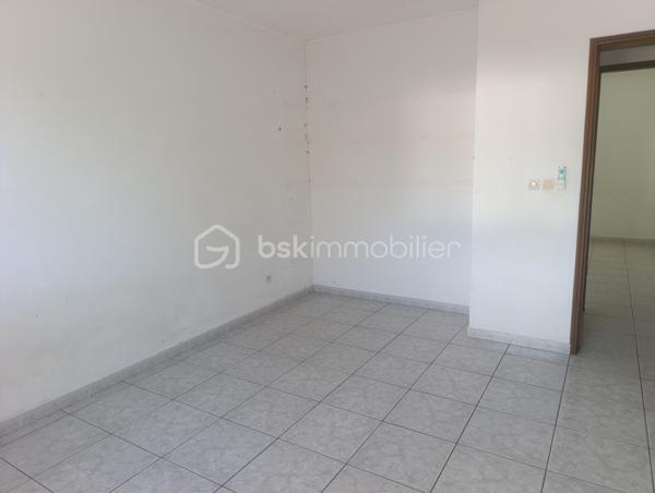 🏡 Maison à étage – 2 entrées indépendantes – Petite-Île (Sud Réunion)
Idéale pour grande famille ou investissement locatif !
Située sur une belle parcelle de 520 m² dans un lotissement calme à Petite-Île, cette maison offre un très bon potentiel.
Proche de toutes les commodités et seulement 8 minutes du CHU.
Prix FAI : 690 000 €
(Prix déjà déduit du montant des travaux – devis réalisé)
🔹 Partie basse (68 m²) :

2 chambres de 10 m² chacune
Dressing 4 m²
Salle d’eau + WC 13 m²
Salon / cuisine de 40 m²
→ Possibilité d’aménager une chambre supplémentaire dans le salon
Parking intérieur pour 2 voitures
Terrain piscinable

🔹 Partie haute (accès indépendant) :
Accès par petit portail extérieur ou par escalier côté jardin.

Long balcon desservant le salon de 32 m²
Cuisine de 16 m²
Mezzanine de 35 m² (accessible par escalier intérieur)
→ Possibilité d’aménager 2 chambres supplémentaires sur la mezzanine
4 chambres : 2 × 12 m² + 2 × 14 m²
Salle d’eau de 7 m²

Points forts :
✅ Deux entrées indépendantes (possibilité de louer une partie)
✅ Calme tout en étant proche de tout
✅ Terrain piscinable
✅ Possibilité d’aménager jusqu’à 3 chambres supplémentaires (1 dans le salon bas + 2 sur la mezzanine)
→ Jusqu’à 9 chambres possibles après travaux
✅ Parking intérieur pour 2 voitures
✅ Travaux à prévoir mais prix FAI déjà déduit du montant des travaux (devis réalisé)
Surface habitable totale : environ 210 m² sur 520 m² de terrain.
Parfait pour une grande famille (jusqu’à 9 chambres possibles après travaux) ou un investisseur cherchant du rendement avec double entrée !