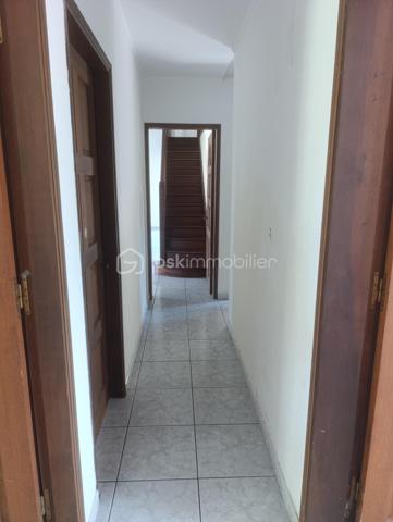 🏡 Maison à étage – 2 entrées indépendantes – Petite-Île (Sud Réunion)
Idéale pour grande famille ou investissement locatif !
Située sur une belle parcelle de 520 m² dans un lotissement calme à Petite-Île, cette maison offre un très bon potentiel.
Proche de toutes les commodités et seulement 8 minutes du CHU.
Prix FAI : 690 000 €
(Prix déjà déduit du montant des travaux – devis réalisé)
🔹 Partie basse (68 m²) :

2 chambres de 10 m² chacune
Dressing 4 m²
Salle d’eau + WC 13 m²
Salon / cuisine de 40 m²
→ Possibilité d’aménager une chambre supplémentaire dans le salon
Parking intérieur pour 2 voitures
Terrain piscinable

🔹 Partie haute (accès indépendant) :
Accès par petit portail extérieur ou par escalier côté jardin.

Long balcon desservant le salon de 32 m²
Cuisine de 16 m²
Mezzanine de 35 m² (accessible par escalier intérieur)
→ Possibilité d’aménager 2 chambres supplémentaires sur la mezzanine
4 chambres : 2 × 12 m² + 2 × 14 m²
Salle d’eau de 7 m²

Points forts :
✅ Deux entrées indépendantes (possibilité de louer une partie)
✅ Calme tout en étant proche de tout
✅ Terrain piscinable
✅ Possibilité d’aménager jusqu’à 3 chambres supplémentaires (1 dans le salon bas + 2 sur la mezzanine)
→ Jusqu’à 9 chambres possibles après travaux
✅ Parking intérieur pour 2 voitures
✅ Travaux à prévoir mais prix FAI déjà déduit du montant des travaux (devis réalisé)
Surface habitable totale : environ 210 m² sur 520 m² de terrain.
Parfait pour une grande famille (jusqu’à 9 chambres possibles après travaux) ou un investisseur cherchant du rendement avec double entrée !