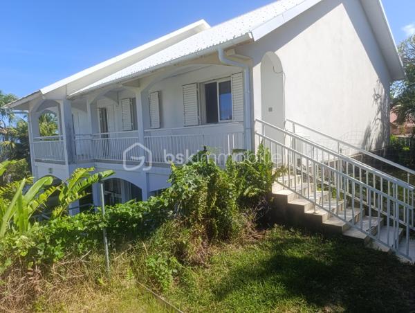 🏡 Maison à étage – 2 entrées indépendantes – Petite-Île (Sud Réunion)
Idéale pour grande famille ou investissement locatif !
Située sur une belle parcelle de 520 m² dans un lotissement calme à Petite-Île, cette maison offre un très bon potentiel.
Proche de toutes les commodités et seulement 8 minutes du CHU.
Prix FAI : 690 000 €
(Prix déjà déduit du montant des travaux – devis réalisé)
🔹 Partie basse (68 m²) :

2 chambres de 10 m² chacune
Dressing 4 m²
Salle d’eau + WC 13 m²
Salon / cuisine de 40 m²
→ Possibilité d’aménager une chambre supplémentaire dans le salon
Parking intérieur pour 2 voitures
Terrain piscinable

🔹 Partie haute (accès indépendant) :
Accès par petit portail extérieur ou par escalier côté jardin.

Long balcon desservant le salon de 32 m²
Cuisine de 16 m²
Mezzanine de 35 m² (accessible par escalier intérieur)
→ Possibilité d’aménager 2 chambres supplémentaires sur la mezzanine
4 chambres : 2 × 12 m² + 2 × 14 m²
Salle d’eau de 7 m²

Points forts :
✅ Deux entrées indépendantes (possibilité de louer une partie)
✅ Calme tout en étant proche de tout
✅ Terrain piscinable
✅ Possibilité d’aménager jusqu’à 3 chambres supplémentaires (1 dans le salon bas + 2 sur la mezzanine)
→ Jusqu’à 9 chambres possibles après travaux
✅ Parking intérieur pour 2 voitures
✅ Travaux à prévoir mais prix FAI déjà déduit du montant des travaux (devis réalisé)
Surface habitable totale : environ 210 m² sur 520 m² de terrain.
Parfait pour une grande famille (jusqu’à 9 chambres possibles après travaux) ou un investisseur cherchant du rendement avec double entrée !