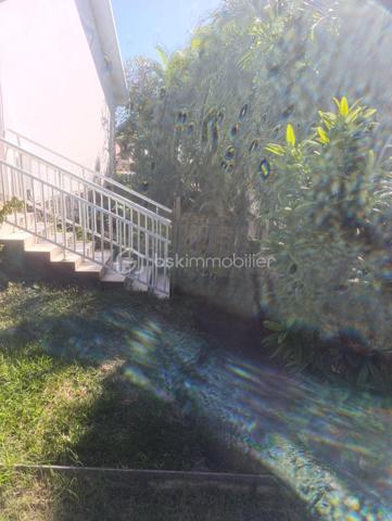 🏡 Maison à étage – 2 entrées indépendantes – Petite-Île (Sud Réunion)
Idéale pour grande famille ou investissement locatif !
Située sur une belle parcelle de 520 m² dans un lotissement calme à Petite-Île, cette maison offre un très bon potentiel.
Proche de toutes les commodités et seulement 8 minutes du CHU.
Prix FAI : 690 000 €
(Prix déjà déduit du montant des travaux – devis réalisé)
🔹 Partie basse (68 m²) :

2 chambres de 10 m² chacune
Dressing 4 m²
Salle d’eau + WC 13 m²
Salon / cuisine de 40 m²
→ Possibilité d’aménager une chambre supplémentaire dans le salon
Parking intérieur pour 2 voitures
Terrain piscinable

🔹 Partie haute (accès indépendant) :
Accès par petit portail extérieur ou par escalier côté jardin.

Long balcon desservant le salon de 32 m²
Cuisine de 16 m²
Mezzanine de 35 m² (accessible par escalier intérieur)
→ Possibilité d’aménager 2 chambres supplémentaires sur la mezzanine
4 chambres : 2 × 12 m² + 2 × 14 m²
Salle d’eau de 7 m²

Points forts :
✅ Deux entrées indépendantes (possibilité de louer une partie)
✅ Calme tout en étant proche de tout
✅ Terrain piscinable
✅ Possibilité d’aménager jusqu’à 3 chambres supplémentaires (1 dans le salon bas + 2 sur la mezzanine)
→ Jusqu’à 9 chambres possibles après travaux
✅ Parking intérieur pour 2 voitures
✅ Travaux à prévoir mais prix FAI déjà déduit du montant des travaux (devis réalisé)
Surface habitable totale : environ 210 m² sur 520 m² de terrain.
Parfait pour une grande famille (jusqu’à 9 chambres possibles après travaux) ou un investisseur cherchant du rendement avec double entrée !