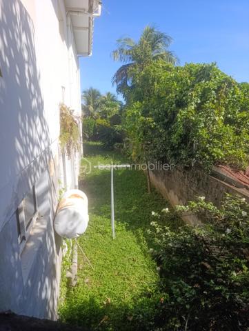 🏡 Maison à étage – 2 entrées indépendantes – Petite-Île (Sud Réunion)
Idéale pour grande famille ou investissement locatif !
Située sur une belle parcelle de 520 m² dans un lotissement calme à Petite-Île, cette maison offre un très bon potentiel.
Proche de toutes les commodités et seulement 8 minutes du CHU.
Prix FAI : 690 000 €
(Prix déjà déduit du montant des travaux – devis réalisé)
🔹 Partie basse (68 m²) :

2 chambres de 10 m² chacune
Dressing 4 m²
Salle d’eau + WC 13 m²
Salon / cuisine de 40 m²
→ Possibilité d’aménager une chambre supplémentaire dans le salon
Parking intérieur pour 2 voitures
Terrain piscinable

🔹 Partie haute (accès indépendant) :
Accès par petit portail extérieur ou par escalier côté jardin.

Long balcon desservant le salon de 32 m²
Cuisine de 16 m²
Mezzanine de 35 m² (accessible par escalier intérieur)
→ Possibilité d’aménager 2 chambres supplémentaires sur la mezzanine
4 chambres : 2 × 12 m² + 2 × 14 m²
Salle d’eau de 7 m²

Points forts :
✅ Deux entrées indépendantes (possibilité de louer une partie)
✅ Calme tout en étant proche de tout
✅ Terrain piscinable
✅ Possibilité d’aménager jusqu’à 3 chambres supplémentaires (1 dans le salon bas + 2 sur la mezzanine)
→ Jusqu’à 9 chambres possibles après travaux
✅ Parking intérieur pour 2 voitures
✅ Travaux à prévoir mais prix FAI déjà déduit du montant des travaux (devis réalisé)
Surface habitable totale : environ 210 m² sur 520 m² de terrain.
Parfait pour une grande famille (jusqu’à 9 chambres possibles après travaux) ou un investisseur cherchant du rendement avec double entrée !