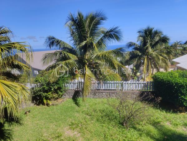 🏡 Maison à étage – 2 entrées indépendantes – Petite-Île (Sud Réunion)
Idéale pour grande famille ou investissement locatif !
Située sur une belle parcelle de 520 m² dans un lotissement calme à Petite-Île, cette maison offre un très bon potentiel.
Proche de toutes les commodités et seulement 8 minutes du CHU.
Prix FAI : 690 000 €
(Prix déjà déduit du montant des travaux – devis réalisé)
🔹 Partie basse (68 m²) :

2 chambres de 10 m² chacune
Dressing 4 m²
Salle d’eau + WC 13 m²
Salon / cuisine de 40 m²
→ Possibilité d’aménager une chambre supplémentaire dans le salon
Parking intérieur pour 2 voitures
Terrain piscinable

🔹 Partie haute (accès indépendant) :
Accès par petit portail extérieur ou par escalier côté jardin.

Long balcon desservant le salon de 32 m²
Cuisine de 16 m²
Mezzanine de 35 m² (accessible par escalier intérieur)
→ Possibilité d’aménager 2 chambres supplémentaires sur la mezzanine
4 chambres : 2 × 12 m² + 2 × 14 m²
Salle d’eau de 7 m²

Points forts :
✅ Deux entrées indépendantes (possibilité de louer une partie)
✅ Calme tout en étant proche de tout
✅ Terrain piscinable
✅ Possibilité d’aménager jusqu’à 3 chambres supplémentaires (1 dans le salon bas + 2 sur la mezzanine)
→ Jusqu’à 9 chambres possibles après travaux
✅ Parking intérieur pour 2 voitures
✅ Travaux à prévoir mais prix FAI déjà déduit du montant des travaux (devis réalisé)
Surface habitable totale : environ 210 m² sur 520 m² de terrain.
Parfait pour une grande famille (jusqu’à 9 chambres possibles après travaux) ou un investisseur cherchant du rendement avec double entrée !