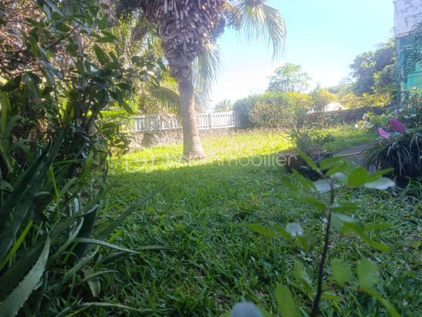 🏡 Maison à étage – 2 entrées indépendantes – Petite-Île (Sud Réunion)
Idéale pour grande famille ou investissement locatif !
Située sur une belle parcelle de 520 m² dans un lotissement calme à Petite-Île, cette maison offre un très bon potentiel.
Proche de toutes les commodités et seulement 8 minutes du CHU.
Prix FAI : 690 000 €
(Prix déjà déduit du montant des travaux – devis réalisé)
🔹 Partie basse (68 m²) :

2 chambres de 10 m² chacune
Dressing 4 m²
Salle d’eau + WC 13 m²
Salon / cuisine de 40 m²
→ Possibilité d’aménager une chambre supplémentaire dans le salon
Parking intérieur pour 2 voitures
Terrain piscinable

🔹 Partie haute (accès indépendant) :
Accès par petit portail extérieur ou par escalier côté jardin.

Long balcon desservant le salon de 32 m²
Cuisine de 16 m²
Mezzanine de 35 m² (accessible par escalier intérieur)
→ Possibilité d’aménager 2 chambres supplémentaires sur la mezzanine
4 chambres : 2 × 12 m² + 2 × 14 m²
Salle d’eau de 7 m²

Points forts :
✅ Deux entrées indépendantes (possibilité de louer une partie)
✅ Calme tout en étant proche de tout
✅ Terrain piscinable
✅ Possibilité d’aménager jusqu’à 3 chambres supplémentaires (1 dans le salon bas + 2 sur la mezzanine)
→ Jusqu’à 9 chambres possibles après travaux
✅ Parking intérieur pour 2 voitures
✅ Travaux à prévoir mais prix FAI déjà déduit du montant des travaux (devis réalisé)
Surface habitable totale : environ 210 m² sur 520 m² de terrain.
Parfait pour une grande famille (jusqu’à 9 chambres possibles après travaux) ou un investisseur cherchant du rendement avec double entrée !