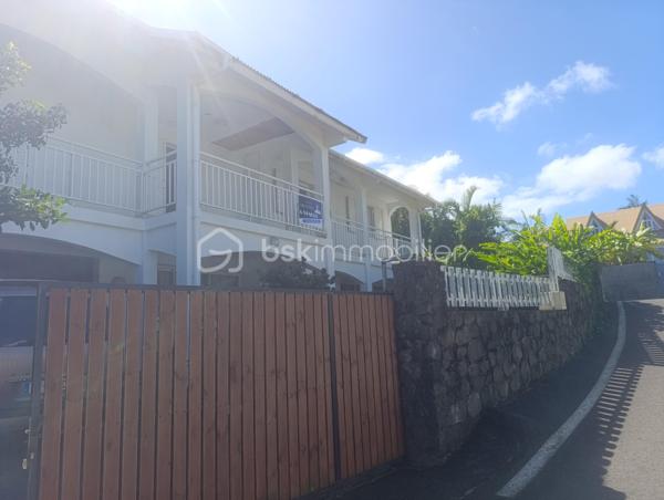 🏡 Maison à étage – 2 entrées indépendantes – Petite-Île (Sud Réunion)
Idéale pour grande famille ou investissement locatif !
Située sur une belle parcelle de 520 m² dans un lotissement calme à Petite-Île, cette maison offre un très bon potentiel.
Proche de toutes les commodités et seulement 8 minutes du CHU.
Prix FAI : 690 000 €
(Prix déjà déduit du montant des travaux – devis réalisé)
🔹 Partie basse (68 m²) :

2 chambres de 10 m² chacune
Dressing 4 m²
Salle d’eau + WC 13 m²
Salon / cuisine de 40 m²
→ Possibilité d’aménager une chambre supplémentaire dans le salon
Parking intérieur pour 2 voitures
Terrain piscinable

🔹 Partie haute (accès indépendant) :
Accès par petit portail extérieur ou par escalier côté jardin.

Long balcon desservant le salon de 32 m²
Cuisine de 16 m²
Mezzanine de 35 m² (accessible par escalier intérieur)
→ Possibilité d’aménager 2 chambres supplémentaires sur la mezzanine
4 chambres : 2 × 12 m² + 2 × 14 m²
Salle d’eau de 7 m²

Points forts :
✅ Deux entrées indépendantes (possibilité de louer une partie)
✅ Calme tout en étant proche de tout
✅ Terrain piscinable
✅ Possibilité d’aménager jusqu’à 3 chambres supplémentaires (1 dans le salon bas + 2 sur la mezzanine)
→ Jusqu’à 9 chambres possibles après travaux
✅ Parking intérieur pour 2 voitures
✅ Travaux à prévoir mais prix FAI déjà déduit du montant des travaux (devis réalisé)
Surface habitable totale : environ 210 m² sur 520 m² de terrain.
Parfait pour une grande famille (jusqu’à 9 chambres possibles après travaux) ou un investisseur cherchant du rendement avec double entrée !