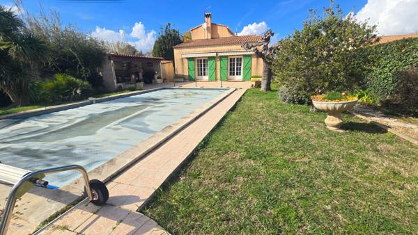 Marignane, Maison 6 pièces d'environ 133 m² sur une parcelle de 603 m² avec piscine.