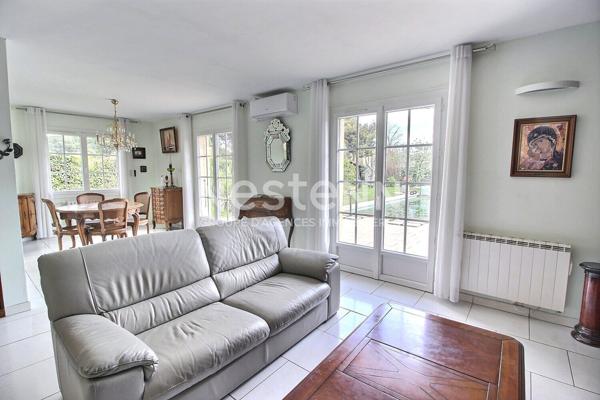 Marignane, Maison 6 pièces d'environ 133 m² sur une parcelle de 603 m² avec piscine.