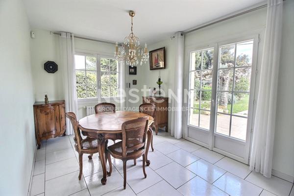 Marignane, Maison 6 pièces d'environ 133 m² sur une parcelle de 603 m² avec piscine.