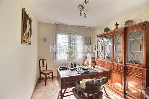 Marignane, Maison 6 pièces d'environ 133 m² sur une parcelle de 603 m² avec piscine.