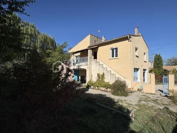 Maison traditionnelle en bas du village. ( 140 m 2). Elle se compose au rdc : 1 studio a rafraichir, 1 grand garage, 1 chaufferie, atelier.
Au 1er : 1 grand séjour salon, 1 cuisine séparée, 2 chambres, 1 WC, 1 salle d'eau, comble aménager pour une chambre supplémentaire.
Le tout sur 1760 m² de terrain.
Prévoir travaux de remise au goût du jour.
Elle est équipée du double vitrage, volets électriques, pompe à chaleur classe énergétique C et B.
Beau potentiel pour maison principale ou secondaire.
Petit prix à voir rapidement.