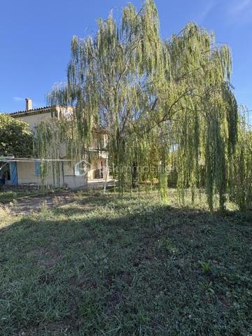 Maison traditionnelle en bas du village. ( 140 m 2). Elle se compose au rdc : 1 studio a rafraichir, 1 grand garage, 1 chaufferie, atelier.
Au 1er : 1 grand séjour salon, 1 cuisine séparée, 2 chambres, 1 WC, 1 salle d'eau, comble aménager pour une chambre supplémentaire.
Le tout sur 1760 m² de terrain.
Prévoir travaux de remise au goût du jour.
Elle est équipée du double vitrage, volets électriques, pompe à chaleur classe énergétique C et B.
Beau potentiel pour maison principale ou secondaire.
Petit prix à voir rapidement.