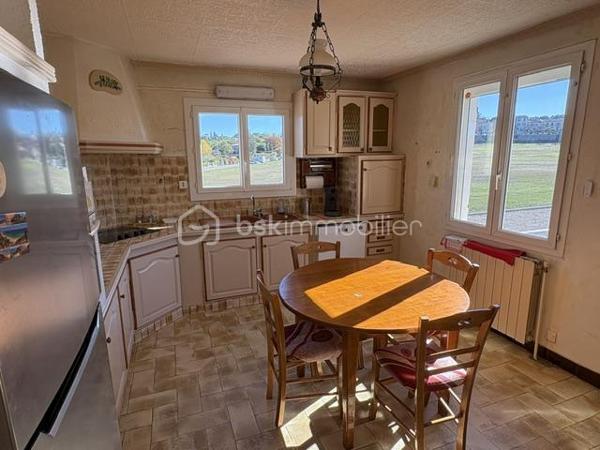 Maison traditionnelle en bas du village. ( 140 m 2). Elle se compose au rdc : 1 studio a rafraichir, 1 grand garage, 1 chaufferie, atelier.
Au 1er : 1 grand séjour salon, 1 cuisine séparée, 2 chambres, 1 WC, 1 salle d'eau, comble aménager pour une chambre supplémentaire.
Le tout sur 1760 m² de terrain.
Prévoir travaux de remise au goût du jour.
Elle est équipée du double vitrage, volets électriques, pompe à chaleur classe énergétique C et B.
Beau potentiel pour maison principale ou secondaire.
Petit prix à voir rapidement.
