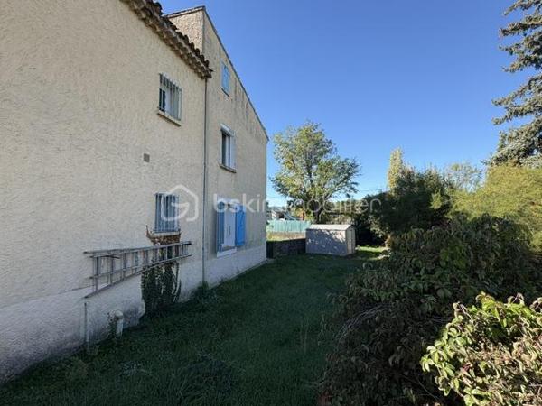 Maison traditionnelle en bas du village. ( 140 m 2). Elle se compose au rdc : 1 studio a rafraichir, 1 grand garage, 1 chaufferie, atelier.
Au 1er : 1 grand séjour salon, 1 cuisine séparée, 2 chambres, 1 WC, 1 salle d'eau, comble aménager pour une chambre supplémentaire.
Le tout sur 1760 m² de terrain.
Prévoir travaux de remise au goût du jour.
Elle est équipée du double vitrage, volets électriques, pompe à chaleur classe énergétique C et B.
Beau potentiel pour maison principale ou secondaire.
Petit prix à voir rapidement.