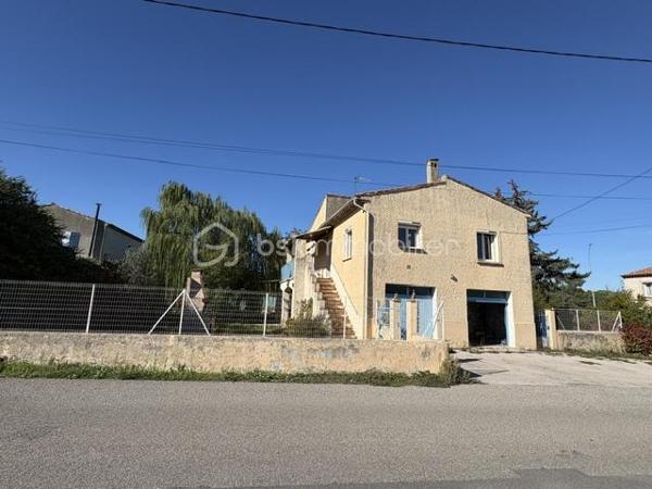 Maison traditionnelle en bas du village. ( 140 m 2). Elle se compose au rdc : 1 studio a rafraichir, 1 grand garage, 1 chaufferie, atelier.
Au 1er : 1 grand séjour salon, 1 cuisine séparée, 2 chambres, 1 WC, 1 salle d'eau, comble aménager pour une chambre supplémentaire.
Le tout sur 1760 m² de terrain.
Prévoir travaux de remise au goût du jour.
Elle est équipée du double vitrage, volets électriques, pompe à chaleur classe énergétique C et B.
Beau potentiel pour maison principale ou secondaire.
Petit prix à voir rapidement.
