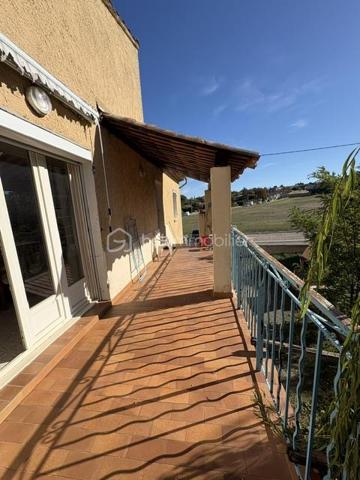 Maison traditionnelle en bas du village. ( 140 m 2). Elle se compose au rdc : 1 studio a rafraichir, 1 grand garage, 1 chaufferie, atelier.
Au 1er : 1 grand séjour salon, 1 cuisine séparée, 2 chambres, 1 WC, 1 salle d'eau, comble aménager pour une chambre supplémentaire.
Le tout sur 1760 m² de terrain.
Prévoir travaux de remise au goût du jour.
Elle est équipée du double vitrage, volets électriques, pompe à chaleur classe énergétique C et B.
Beau potentiel pour maison principale ou secondaire.
Petit prix à voir rapidement.