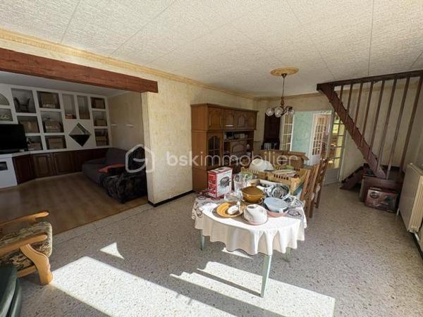 Maison traditionnelle en bas du village. ( 140 m 2). Elle se compose au rdc : 1 studio a rafraichir, 1 grand garage, 1 chaufferie, atelier.
Au 1er : 1 grand séjour salon, 1 cuisine séparée, 2 chambres, 1 WC, 1 salle d'eau, comble aménager pour une chambre supplémentaire.
Le tout sur 1760 m² de terrain.
Prévoir travaux de remise au goût du jour.
Elle est équipée du double vitrage, volets électriques, pompe à chaleur classe énergétique C et B.
Beau potentiel pour maison principale ou secondaire.
Petit prix à voir rapidement.