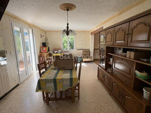 Maison traditionnelle en bas du village. ( 140 m 2). Elle se compose au rdc : 1 studio a rafraichir, 1 grand garage, 1 chaufferie, atelier.
Au 1er : 1 grand séjour salon, 1 cuisine séparée, 2 chambres, 1 WC, 1 salle d'eau, comble aménager pour une chambre supplémentaire.
Le tout sur 1760 m² de terrain.
Prévoir travaux de remise au goût du jour.
Elle est équipée du double vitrage, volets électriques, pompe à chaleur classe énergétique C et B.
Beau potentiel pour maison principale ou secondaire.
Petit prix à voir rapidement.