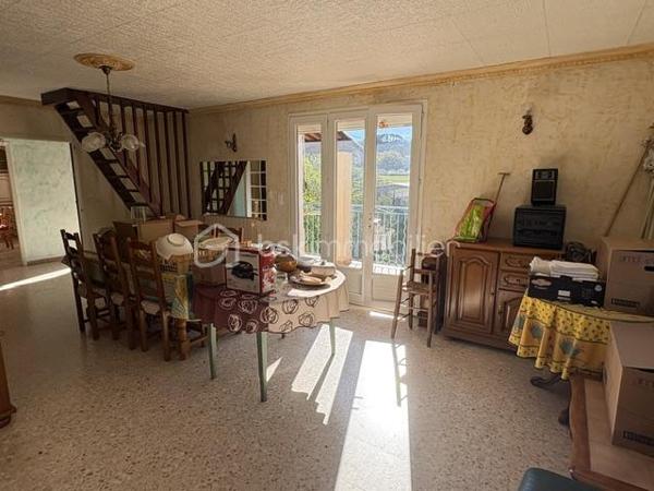 Maison traditionnelle en bas du village. ( 140 m 2). Elle se compose au rdc : 1 studio a rafraichir, 1 grand garage, 1 chaufferie, atelier.
Au 1er : 1 grand séjour salon, 1 cuisine séparée, 2 chambres, 1 WC, 1 salle d'eau, comble aménager pour une chambre supplémentaire.
Le tout sur 1760 m² de terrain.
Prévoir travaux de remise au goût du jour.
Elle est équipée du double vitrage, volets électriques, pompe à chaleur classe énergétique C et B.
Beau potentiel pour maison principale ou secondaire.
Petit prix à voir rapidement.