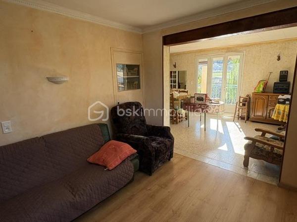 Maison traditionnelle en bas du village. ( 140 m 2). Elle se compose au rdc : 1 studio a rafraichir, 1 grand garage, 1 chaufferie, atelier.
Au 1er : 1 grand séjour salon, 1 cuisine séparée, 2 chambres, 1 WC, 1 salle d'eau, comble aménager pour une chambre supplémentaire.
Le tout sur 1760 m² de terrain.
Prévoir travaux de remise au goût du jour.
Elle est équipée du double vitrage, volets électriques, pompe à chaleur classe énergétique C et B.
Beau potentiel pour maison principale ou secondaire.
Petit prix à voir rapidement.