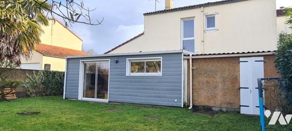 Maison d'habitation d'environ 116,50 m² avec grand séjour, trois chambres, jardin, garage, terrasse