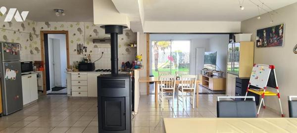 Maison d'habitation d'environ 116,50 m² avec grand séjour, trois chambres, jardin, garage, terrasse