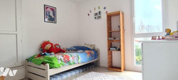 Maison d'habitation d'environ 116,50 m² avec grand séjour, trois chambres, jardin, garage, terrasse