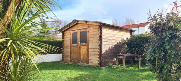 Maison d'habitation d'environ 116,50 m² avec grand séjour, trois chambres, jardin, garage, terrasse