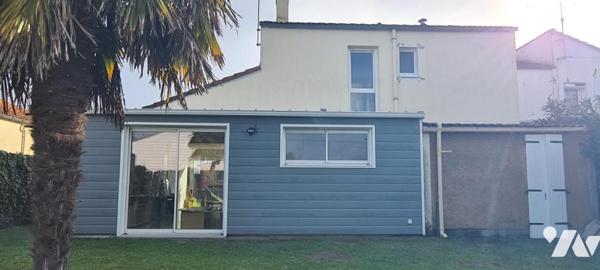 Maison d'habitation d'environ 116,50 m² avec grand séjour, trois chambres, jardin, garage, terrasse