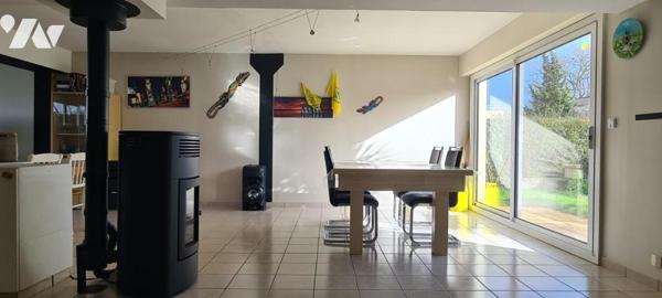 Maison d'habitation d'environ 116,50 m² avec grand séjour, trois chambres, jardin, garage, terrasse