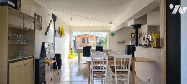 Maison d'habitation d'environ 116,50 m² avec grand séjour, trois chambres, jardin, garage, terrasse